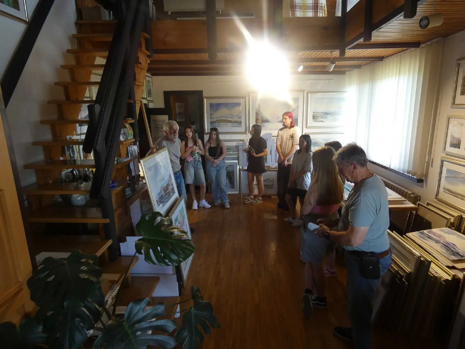 Młodzież odwiedza naszą Galerię. - zdjęcie 5