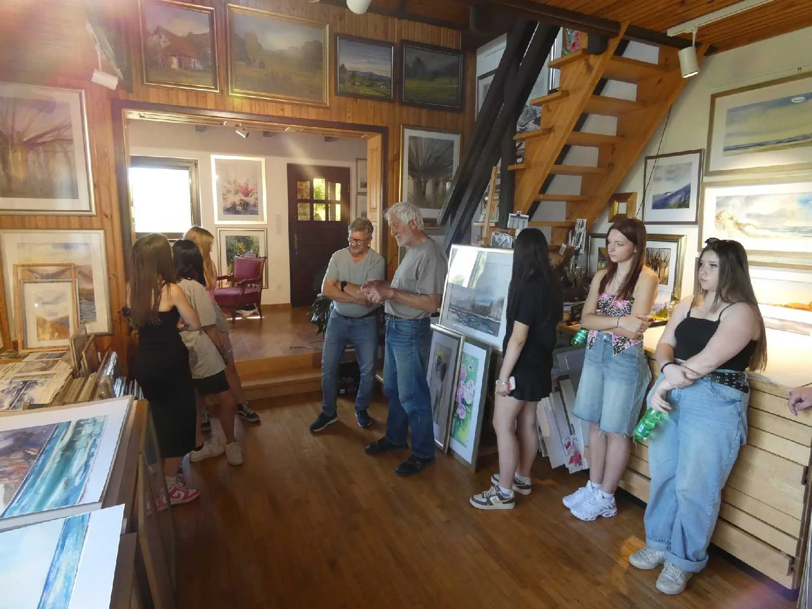 Młodzież odwiedza naszą Galerię. - zdjęcie 3